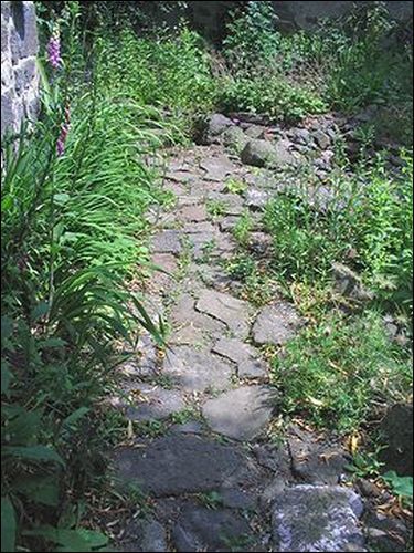 Gartenweg aus Bruchsteinen