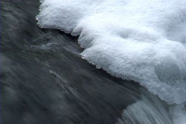 Foto mit Graufilter: Eschbach im Schnee