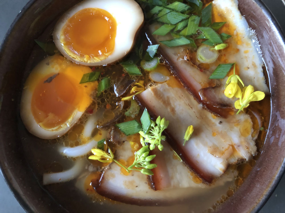 Ramen mit marinierten Eiern und Chashu