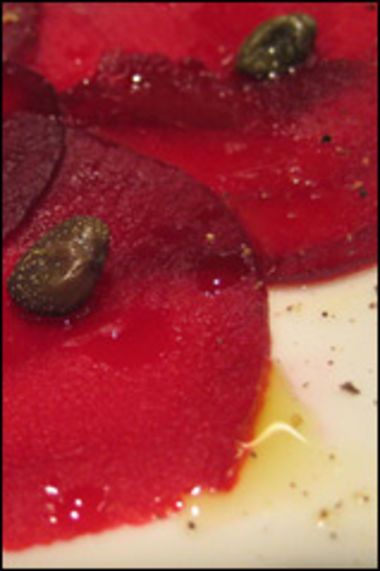 Carpaccio von Rote Beete und Kapern